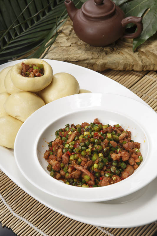 瓷盤裝的窩頭渣渣鴨