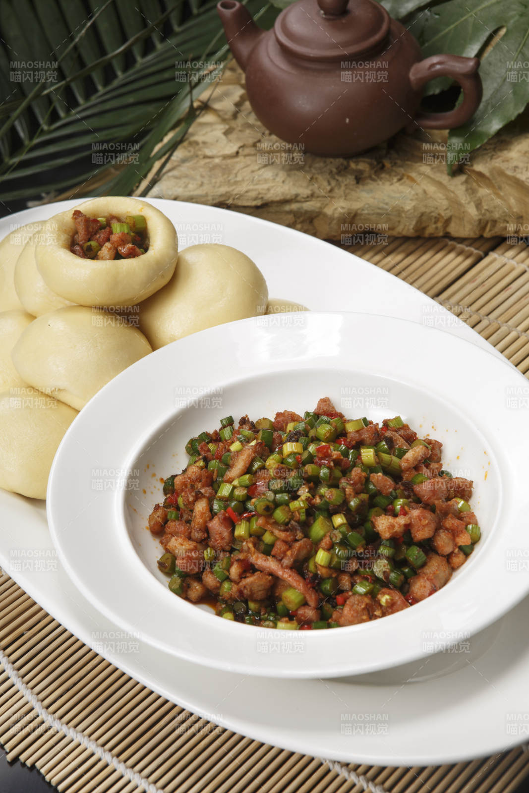 瓷盤裝的窩頭渣渣鴨