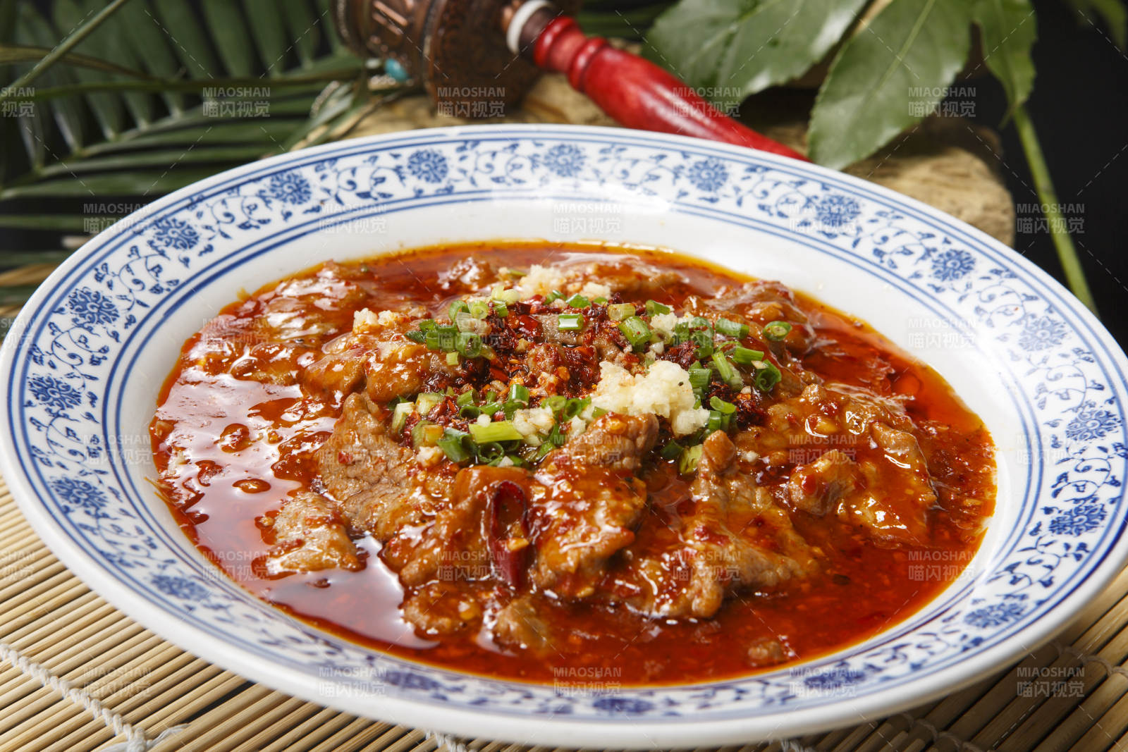 青花瓷盤裝的麻辣水煮牛肉