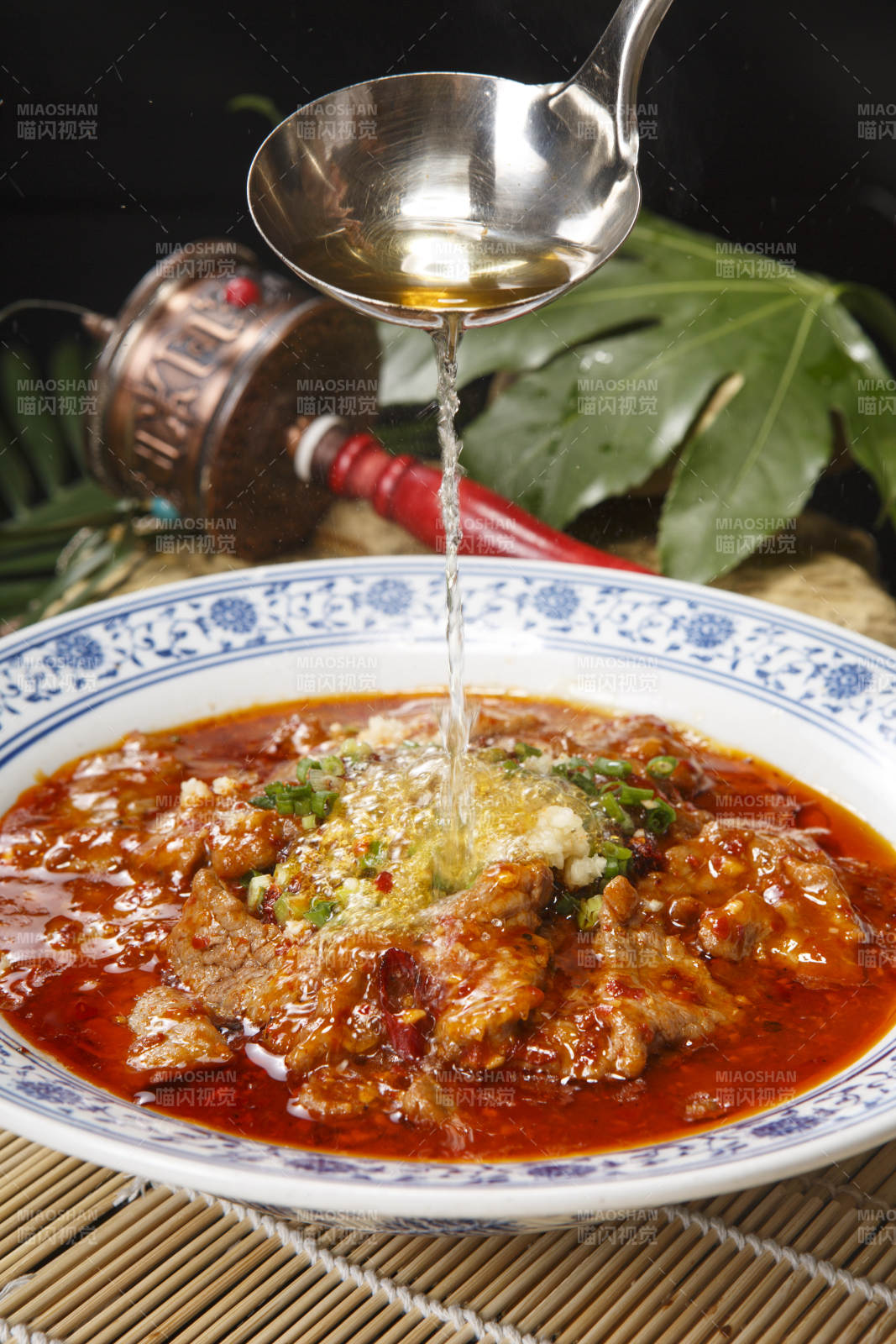 白色瓷盤(pán)裝的雜糧小蛋糕