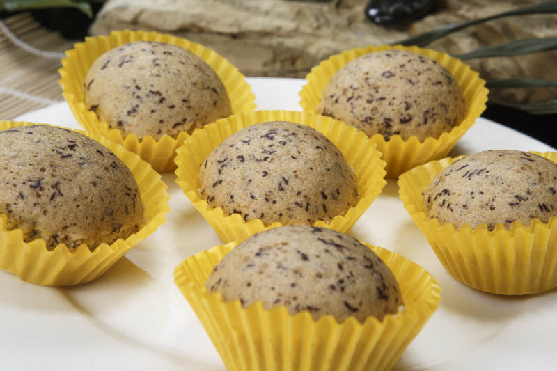 白色瓷盘装的杂粮小蛋糕