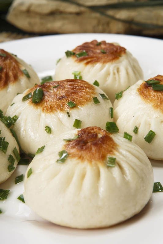 圆瓷盘装的的海派生煎包