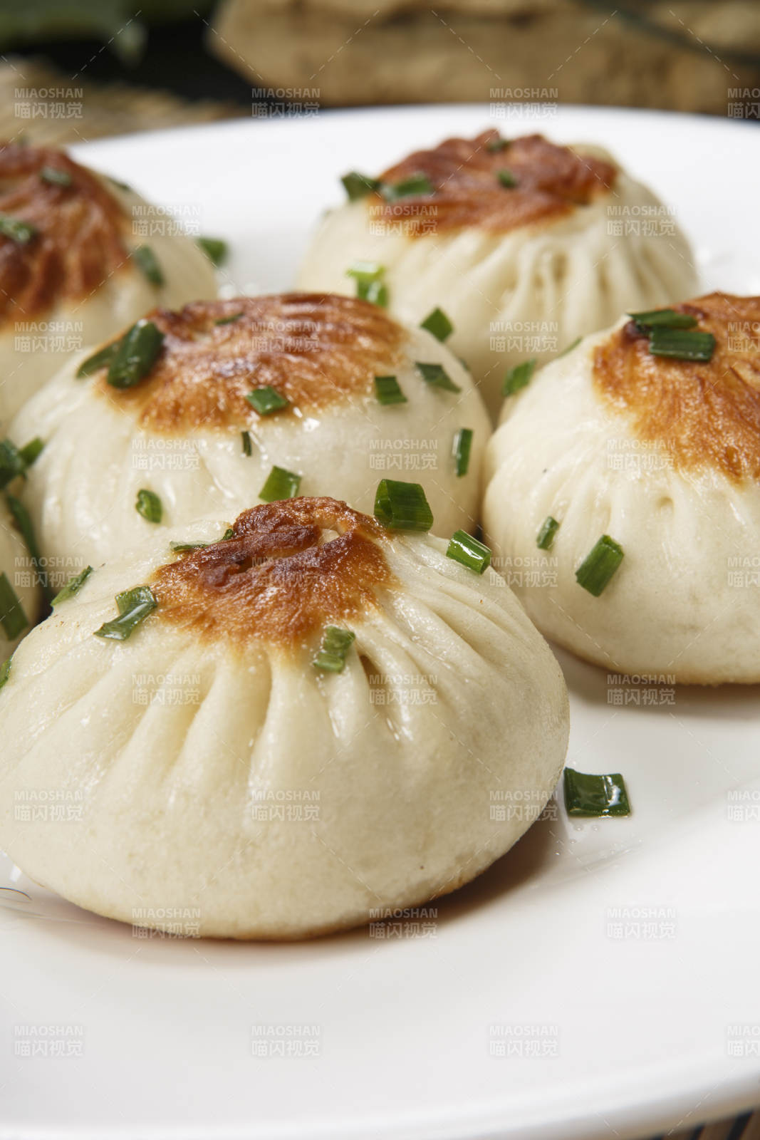 圓瓷盤裝的的海派生煎包