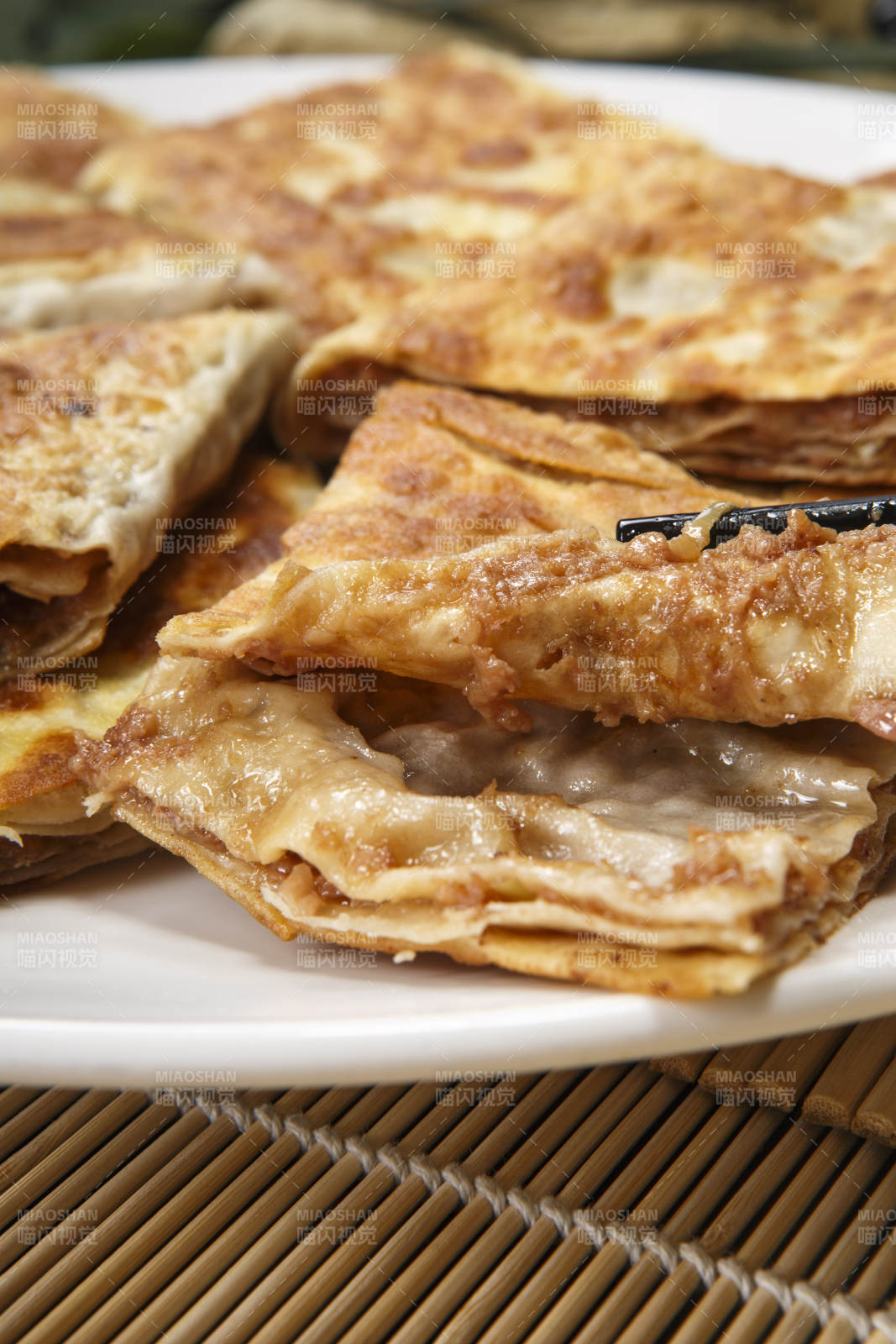 圆瓷盘装的家常肉饼