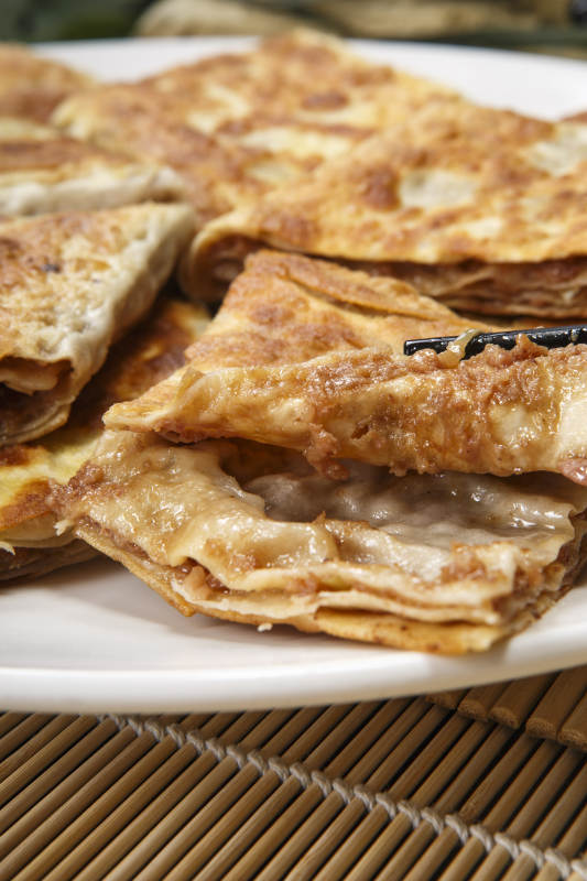 圆瓷盘装的家常肉饼