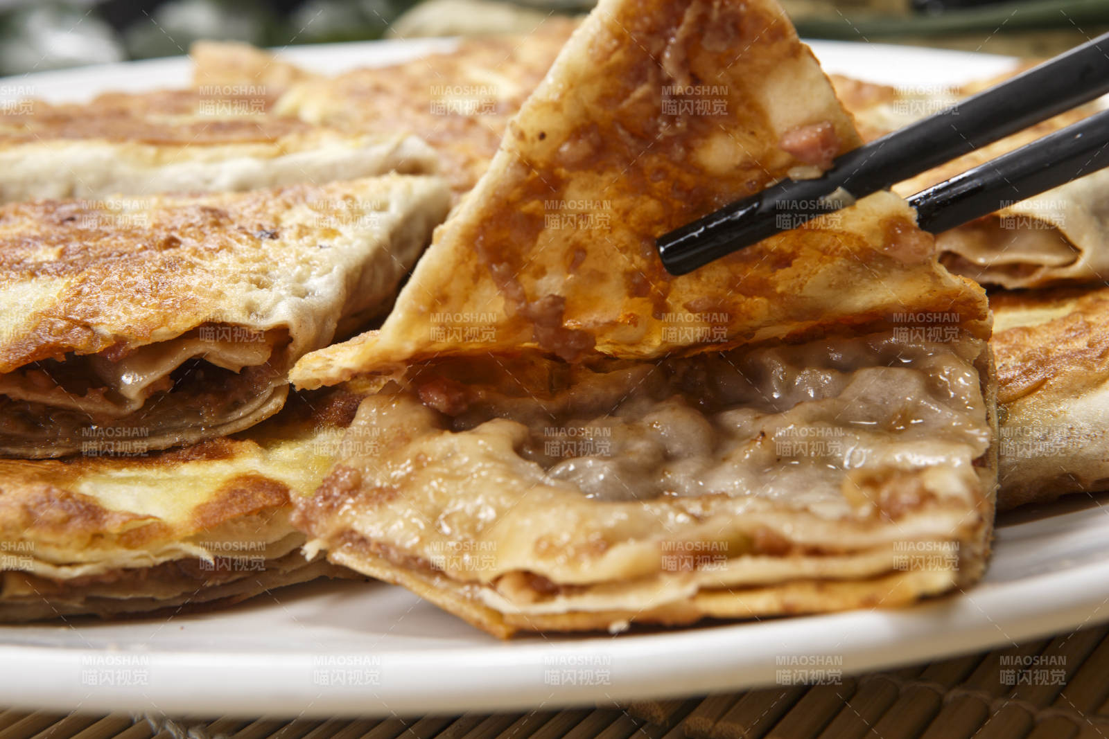 圆瓷盘装的家常肉饼