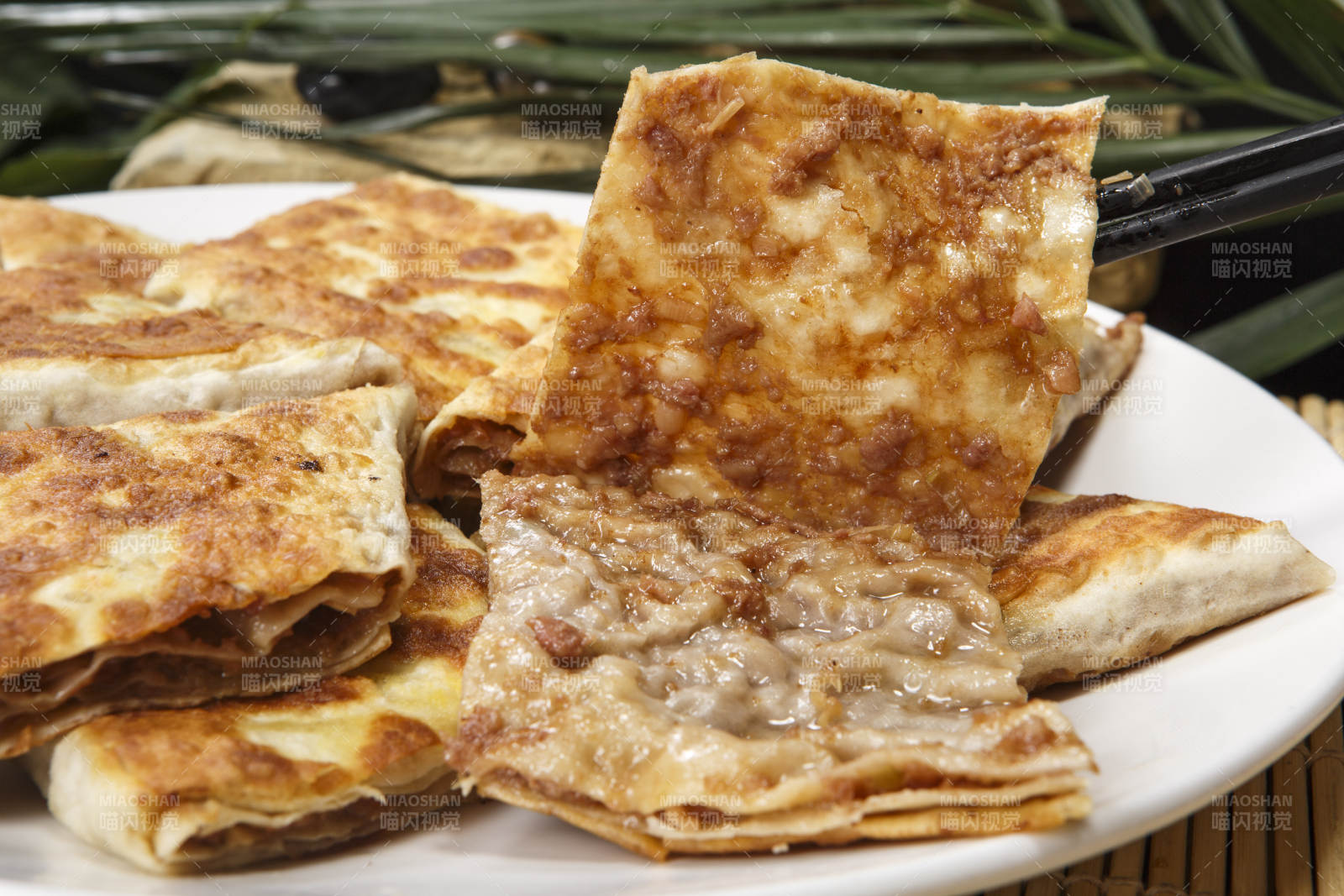 圆瓷盘装的家常肉饼