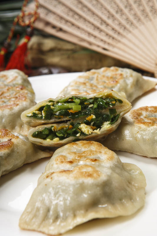 白色圆盘装的韭菜鸡蛋素盒子