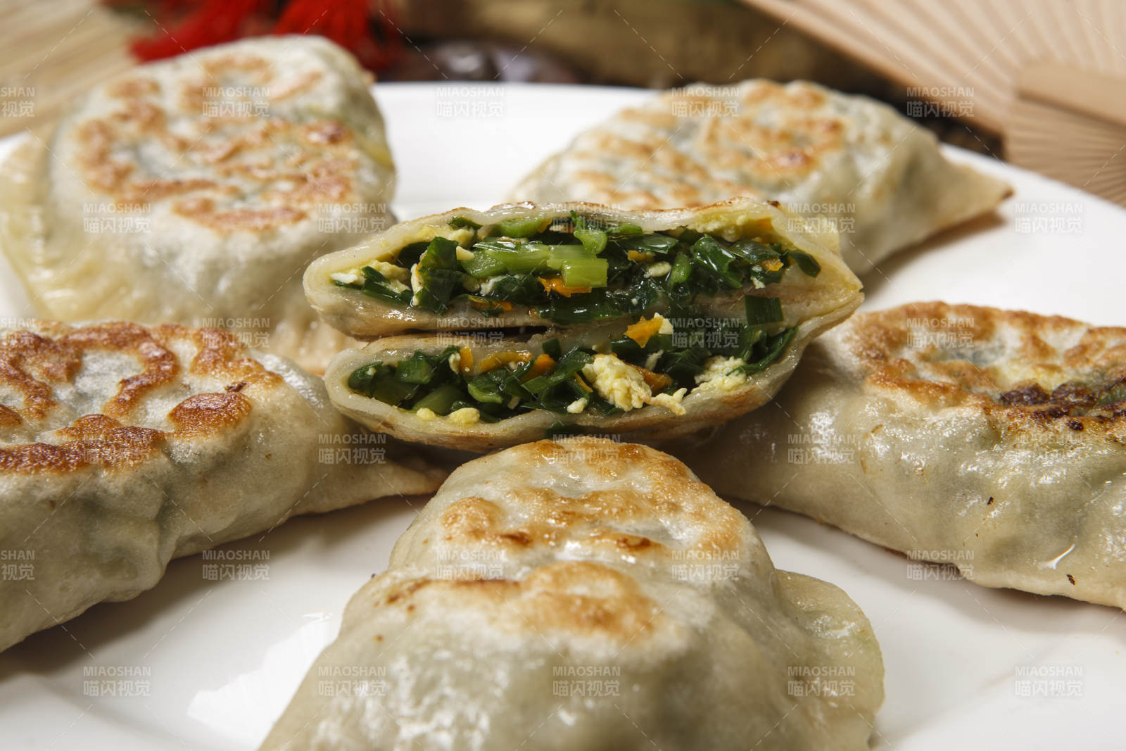 白色圓盤裝的韭菜雞蛋素盒子