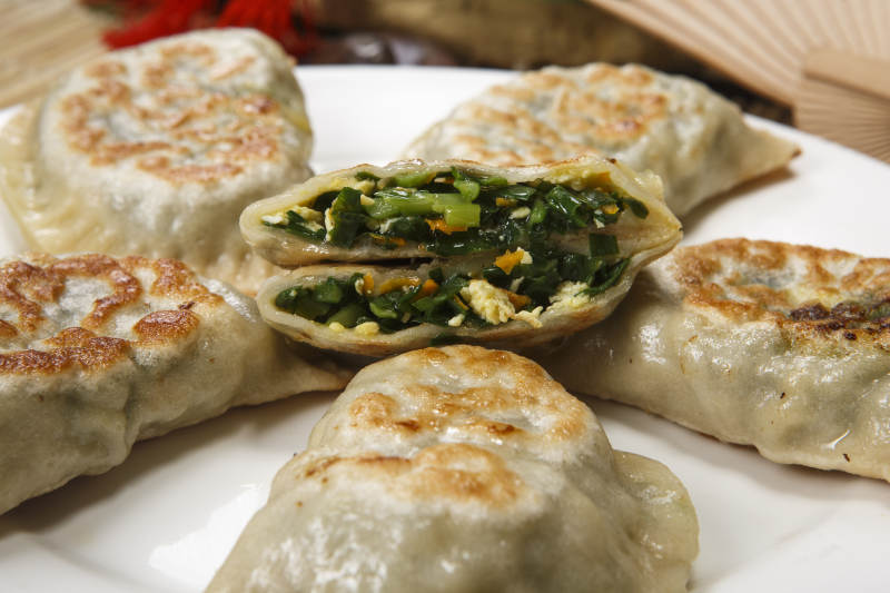 白色圆盘装的韭菜鸡蛋素盒子