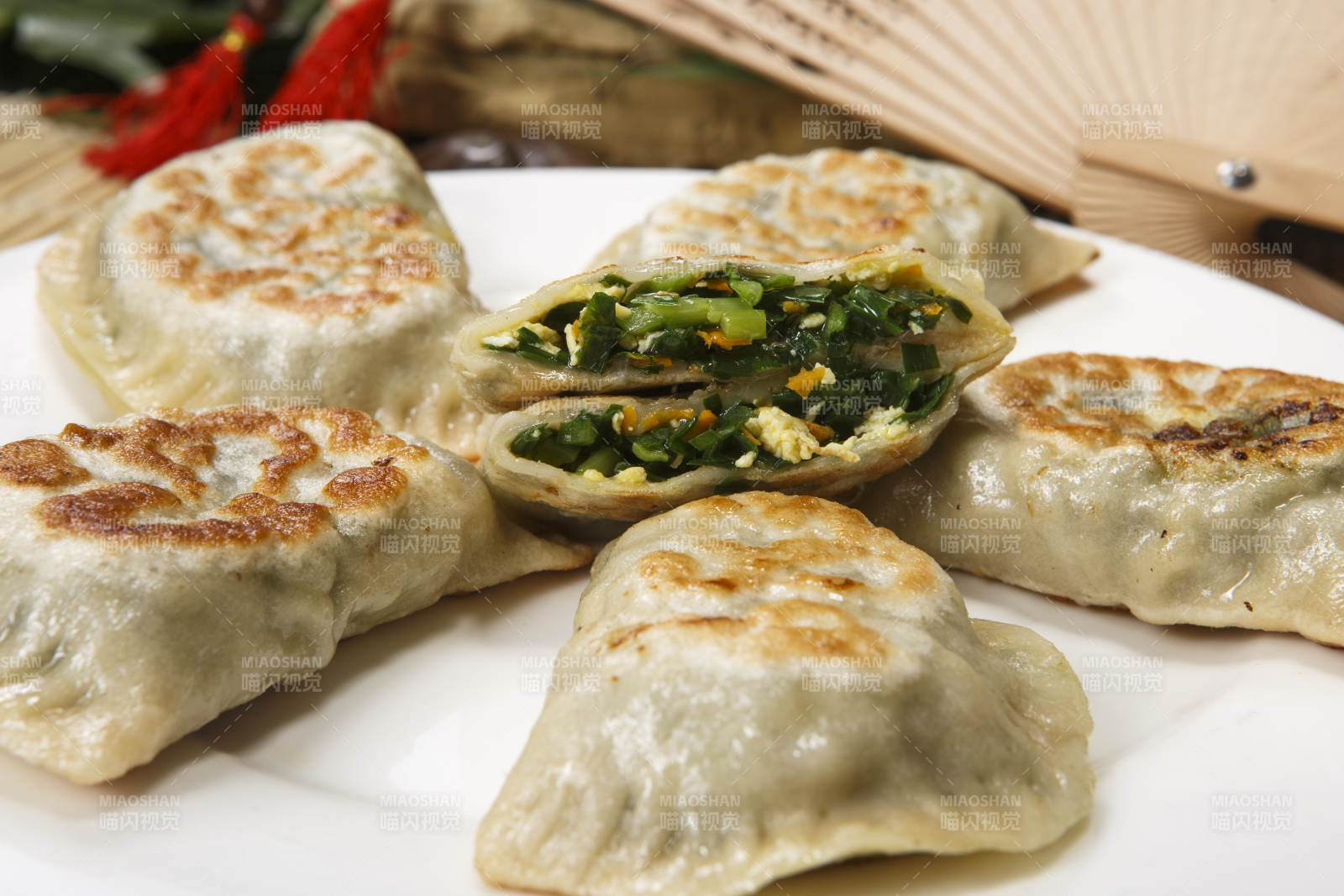 白色圓盤裝的韭菜雞蛋素盒子