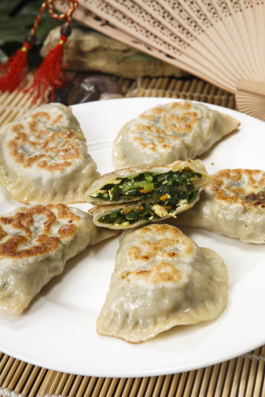 白色圆盘装的韭菜鸡蛋素盒子