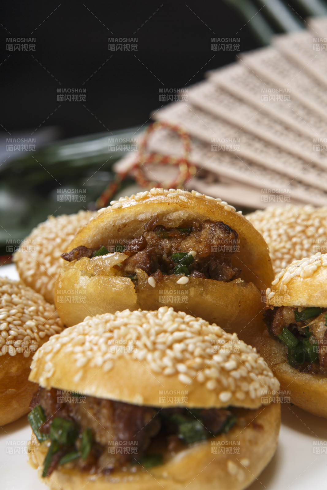 白色瓷盘装的酱肉锅盔