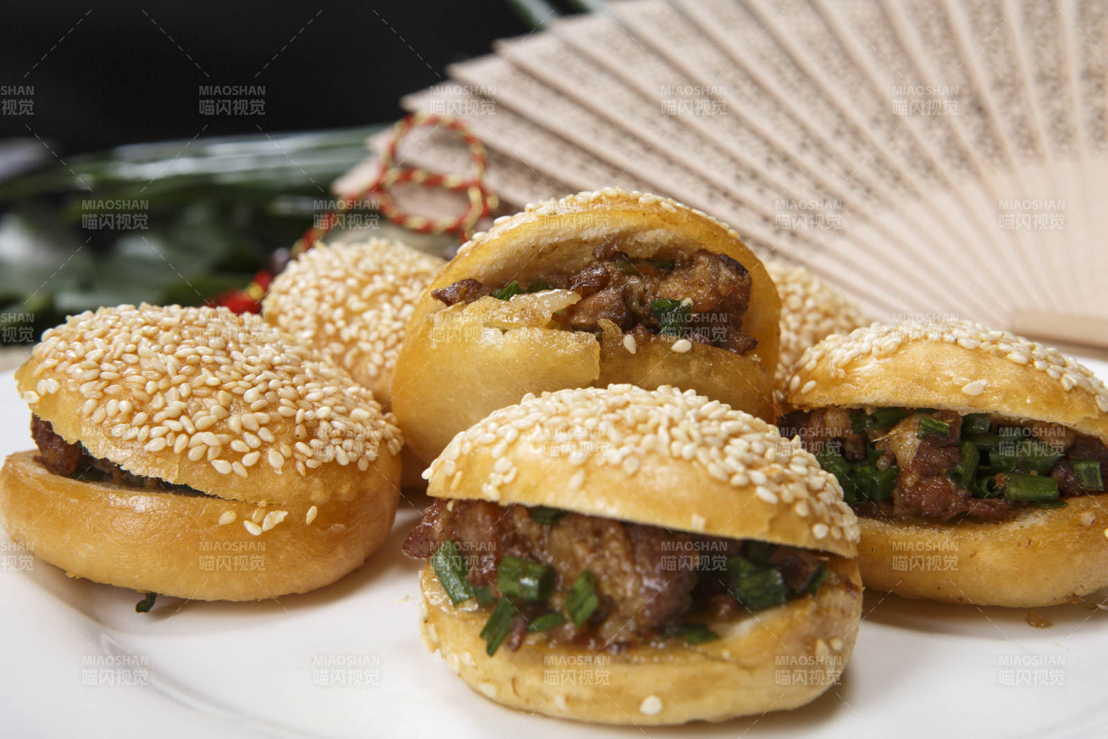 白色瓷盤裝的醬肉鍋盔