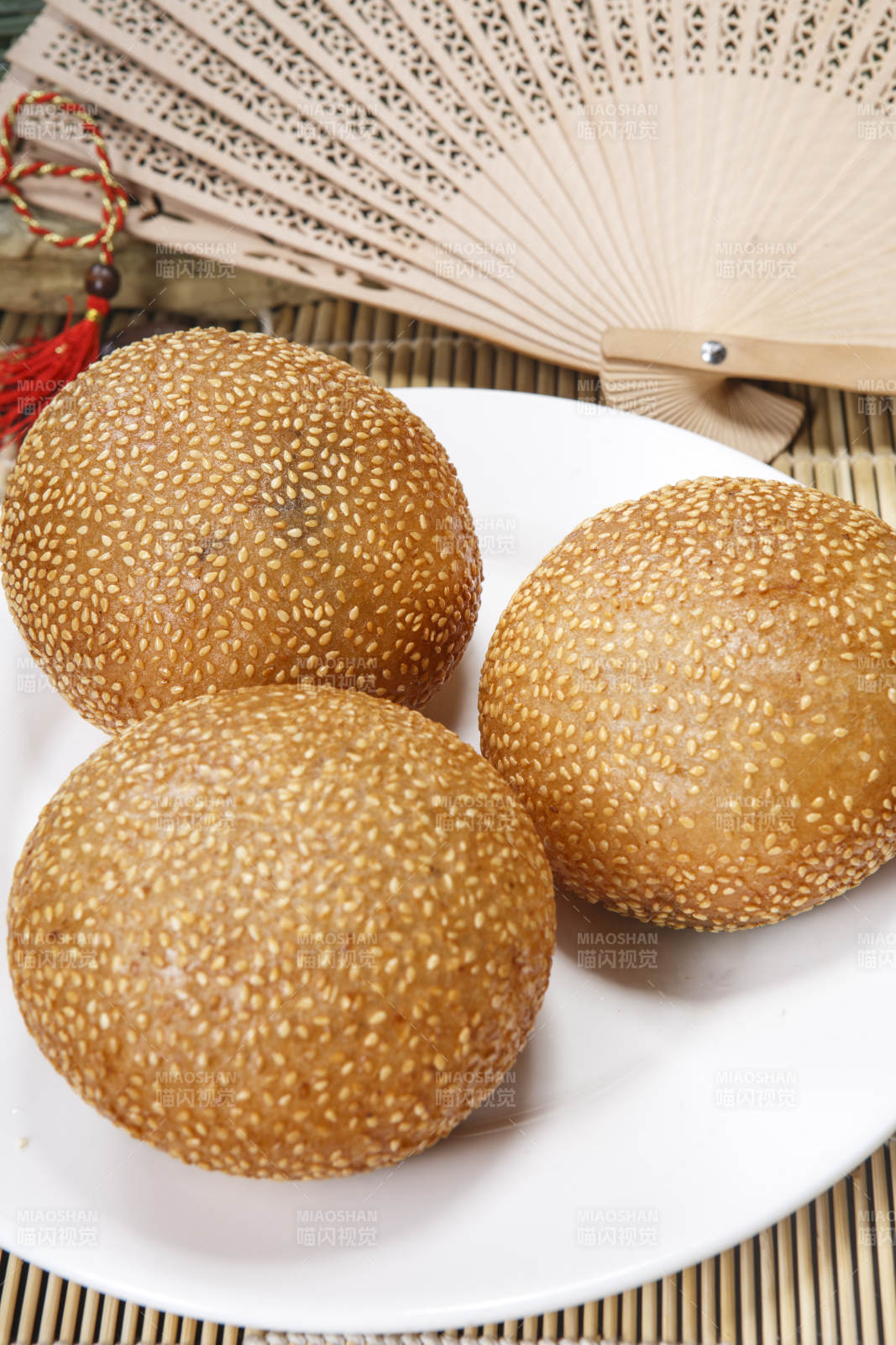 白色圆盘装的豆沙团