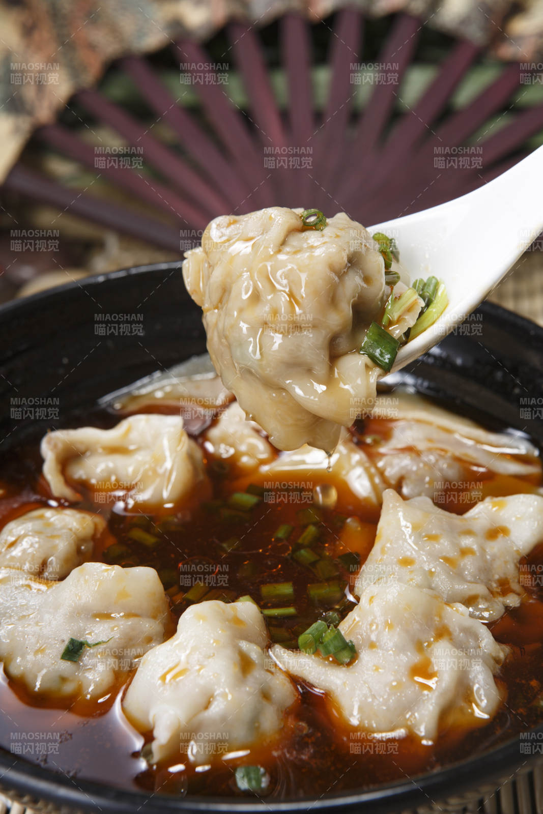 黑色瓷碗裝的紅油抄手餛飩