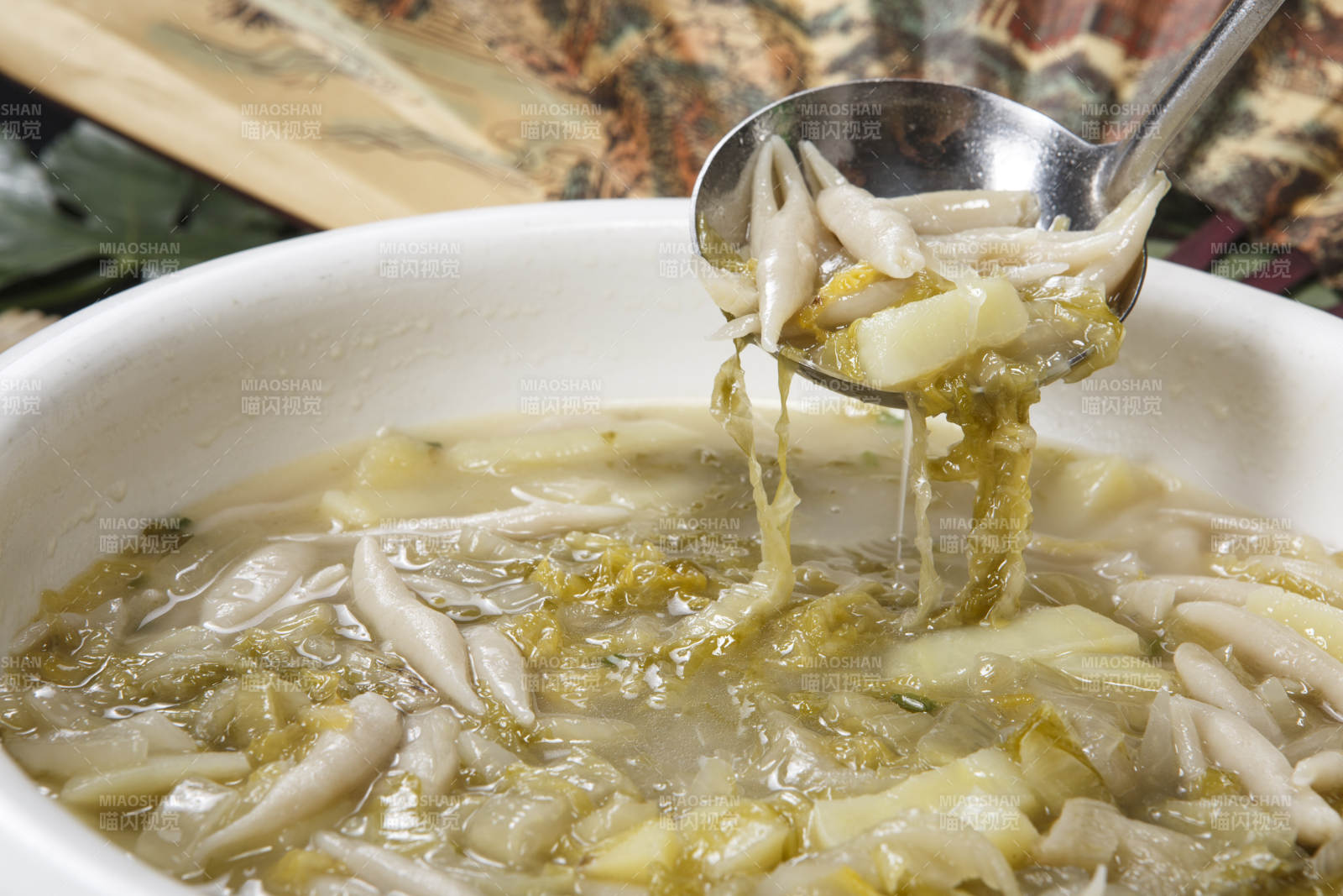 白色圆瓷盆装的酸菜土豆生下鱼