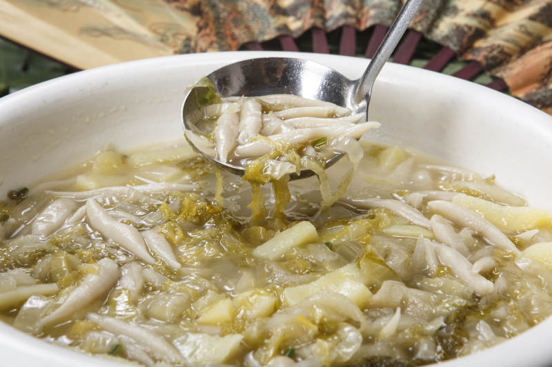 白色圆瓷盆装的酸菜土豆生下鱼