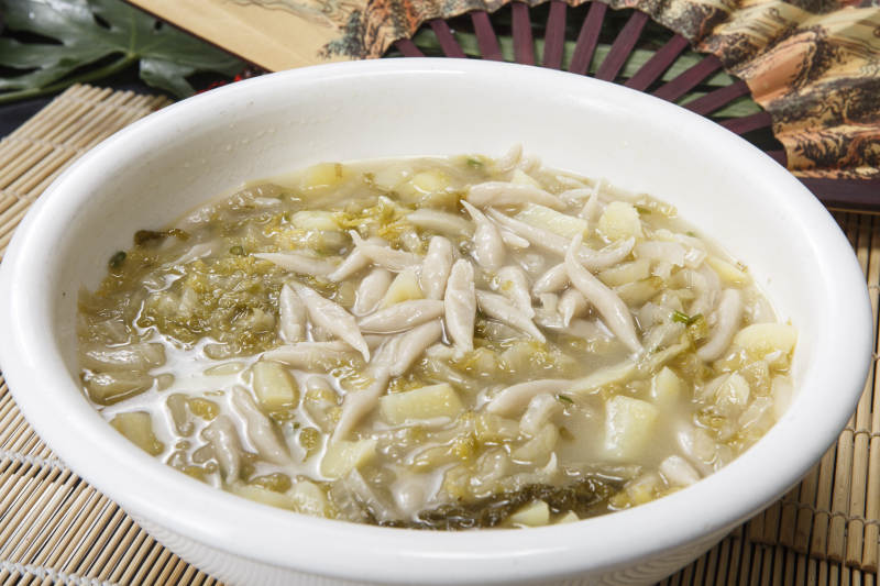 白色圆瓷盆装的酸菜土豆生下鱼