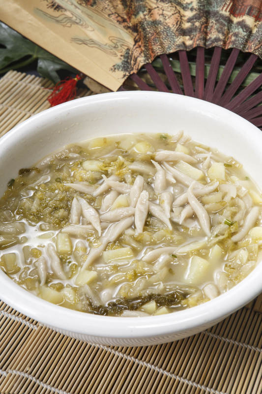 白色圆瓷盆装的酸菜土豆生下鱼