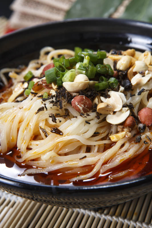 果仁红油酸辣担担面