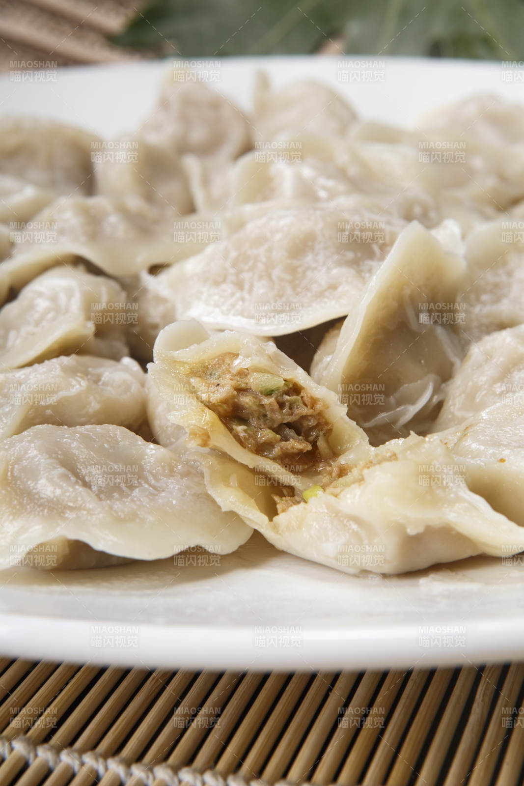 刚出锅的猪肉大葱饺子摆放在白色背景上