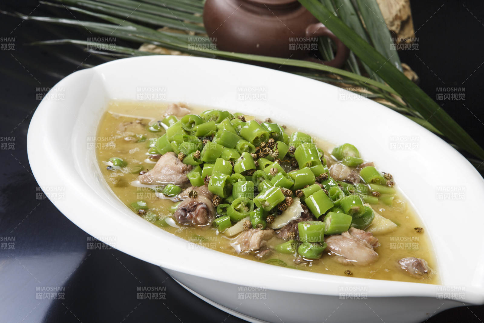 叶子型瓷盘装的酸汤米椒鸡块