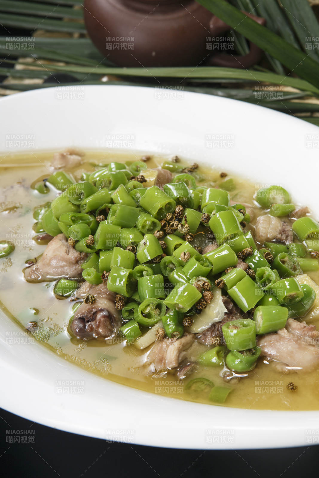 叶子型瓷盘装的酸汤米椒鸡块