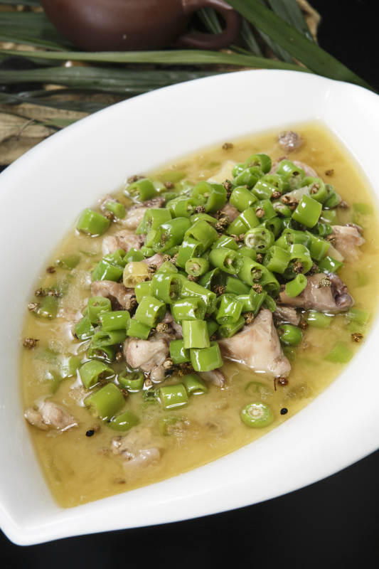 叶子型瓷盘装的酸汤米椒鸡块