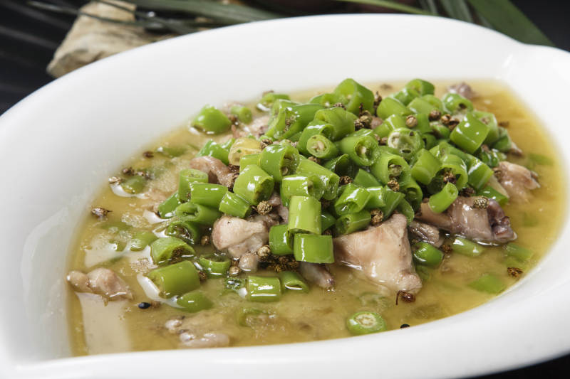 叶子型瓷盘装的酸汤米椒鸡块