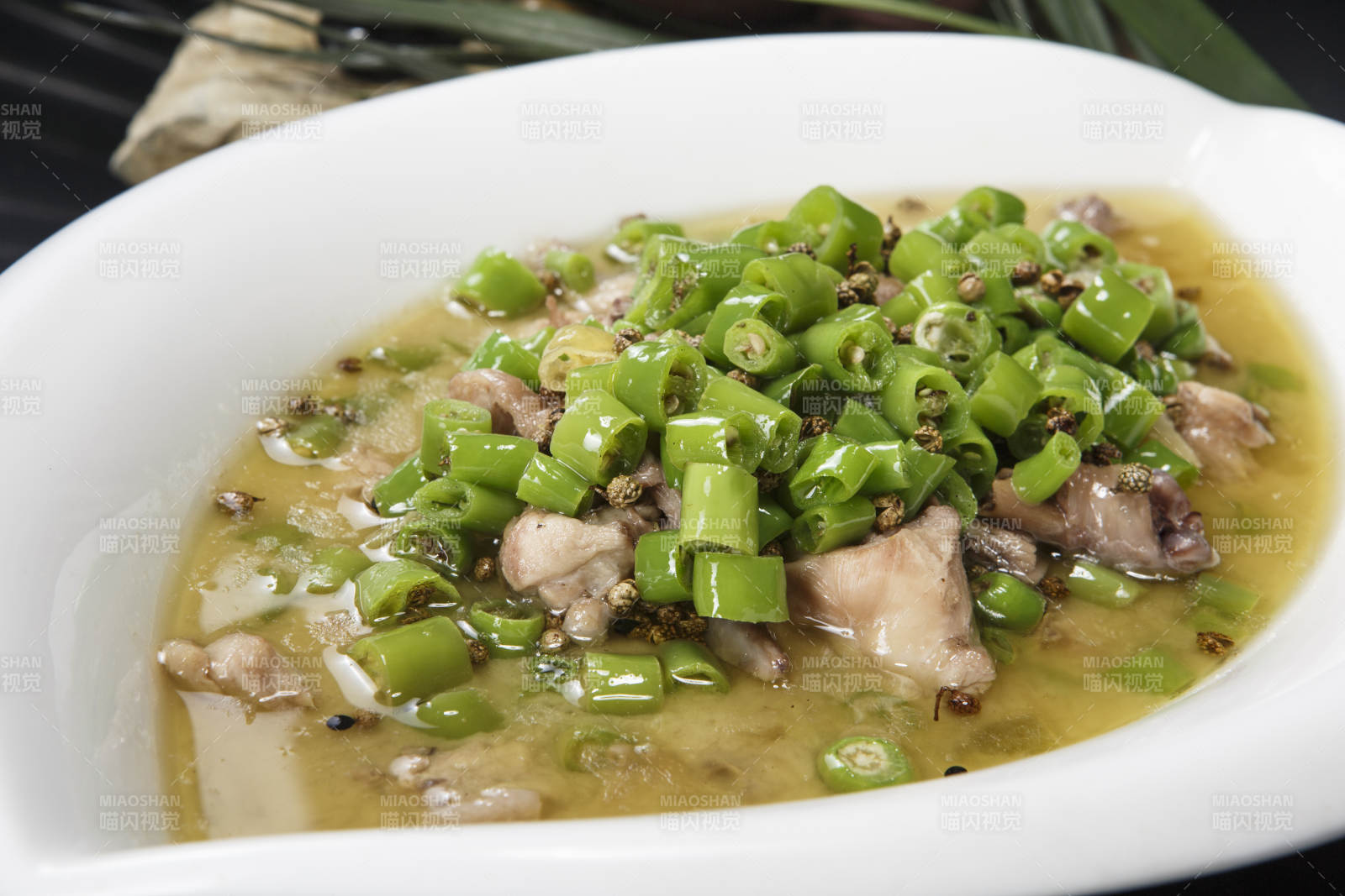 叶子型瓷盘装的酸汤米椒鸡块