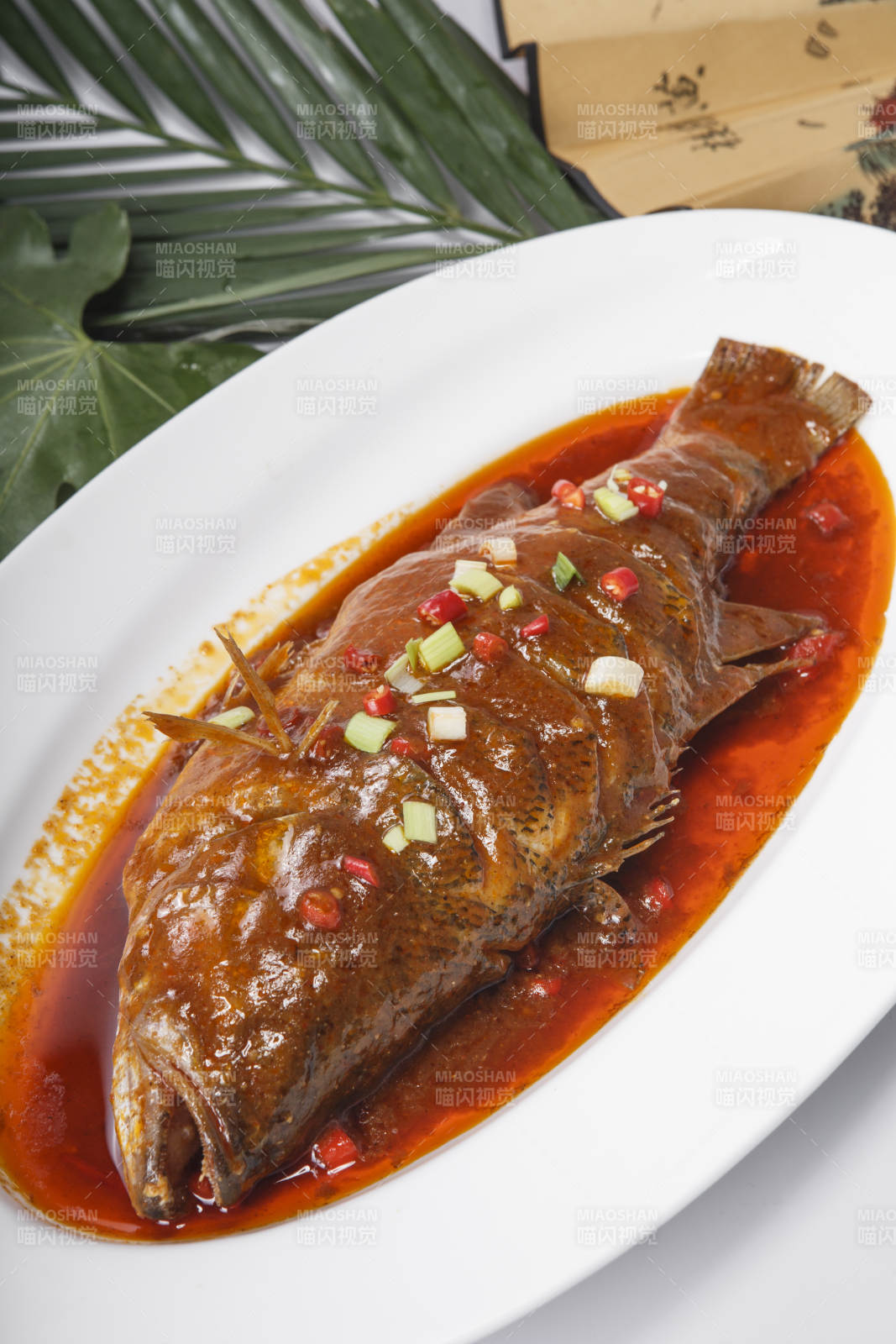 橢圓瓷盤裝的紅燒臭鱖魚桂魚