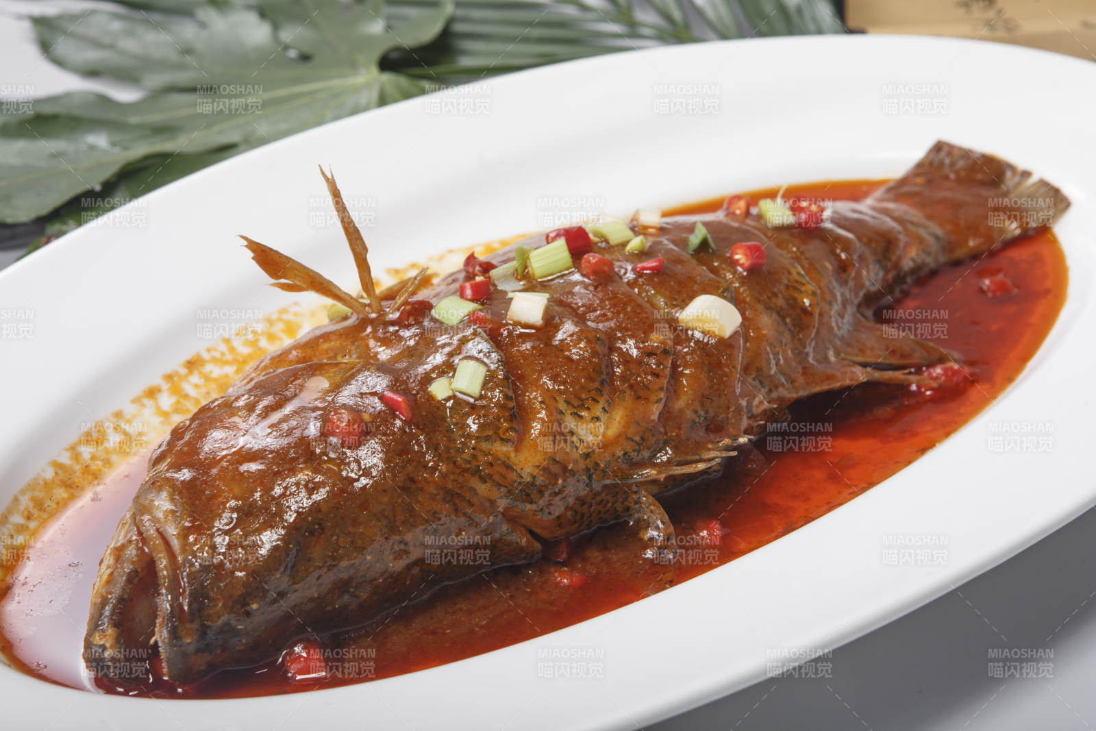 橢圓瓷盤裝的紅燒臭鱖魚桂魚