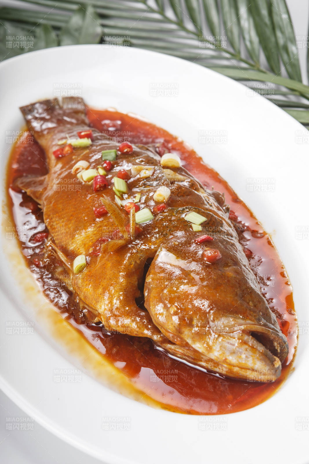 橢圓瓷盤裝的紅燒臭鱖魚桂魚