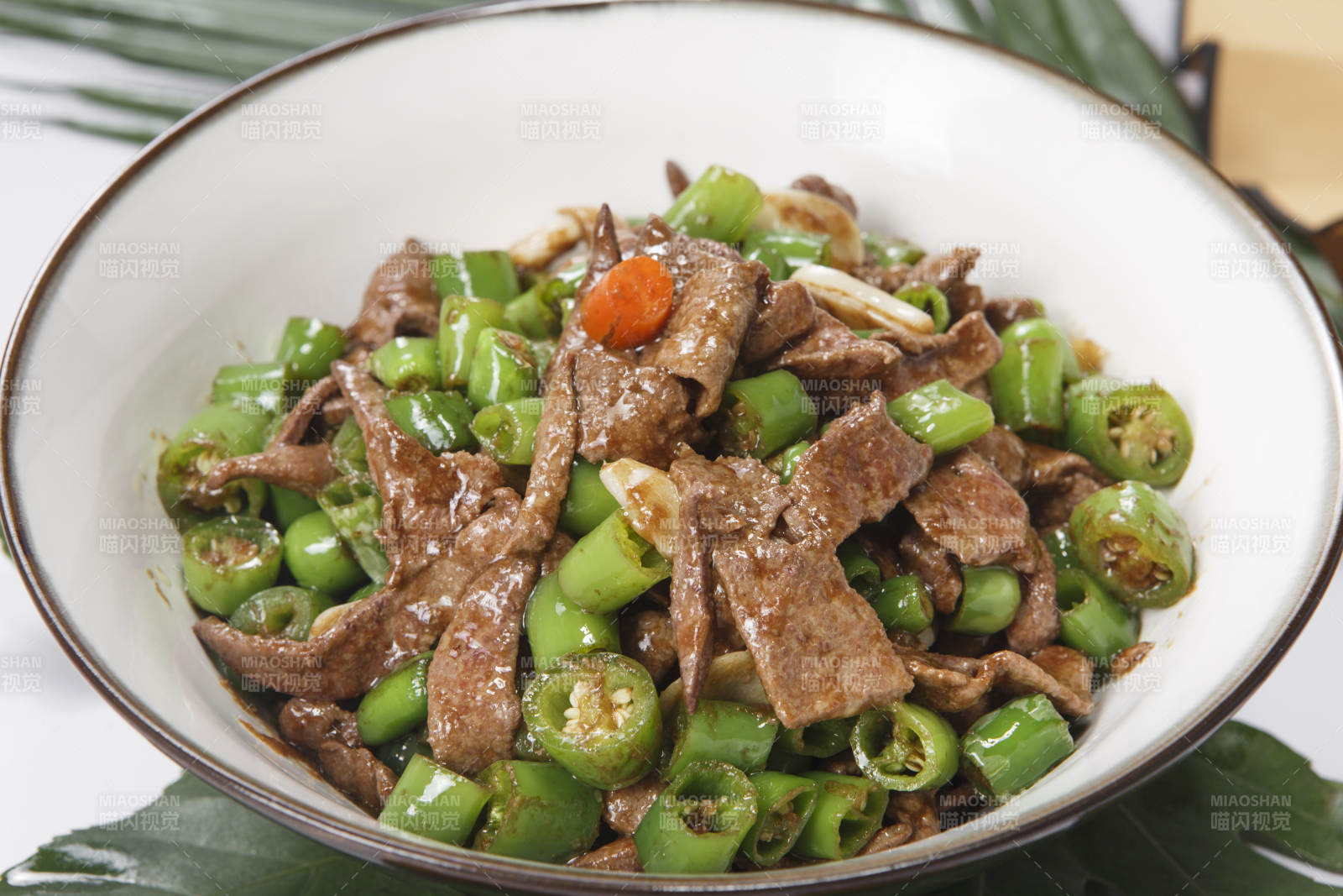 白色瓷盤裝的杭椒豬肝