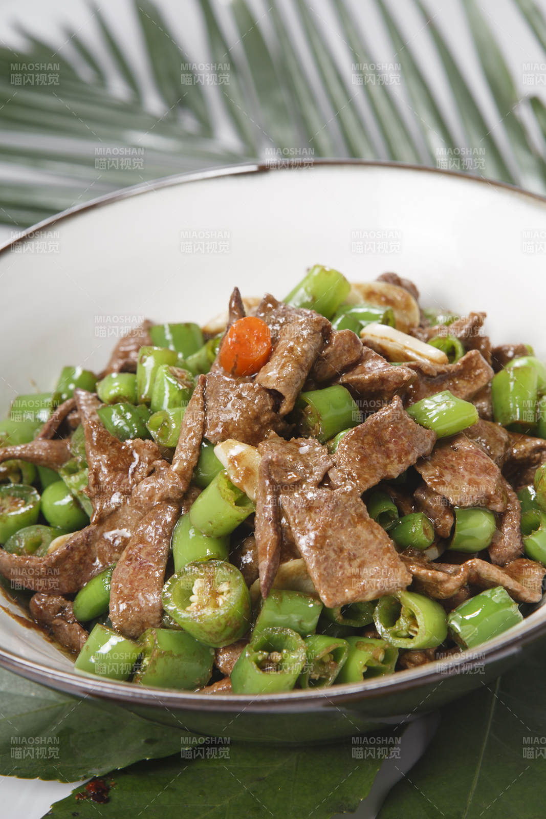 白色瓷盤裝的杭椒豬肝