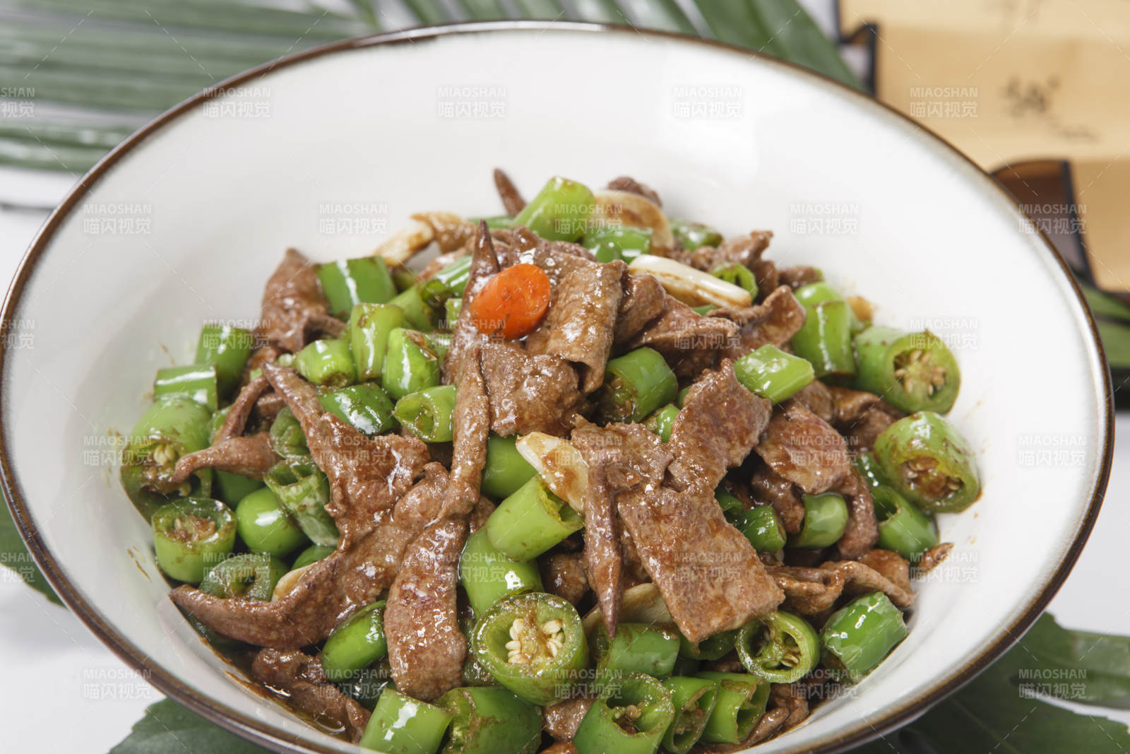 白色瓷盤裝的杭椒豬肝