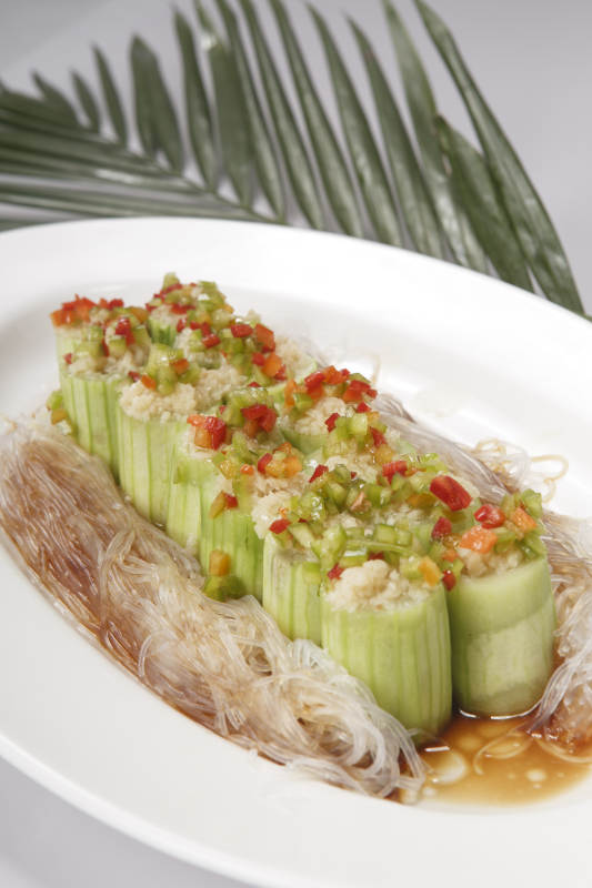 椭圆瓷盘装的粉丝丝瓜醸肉蓉