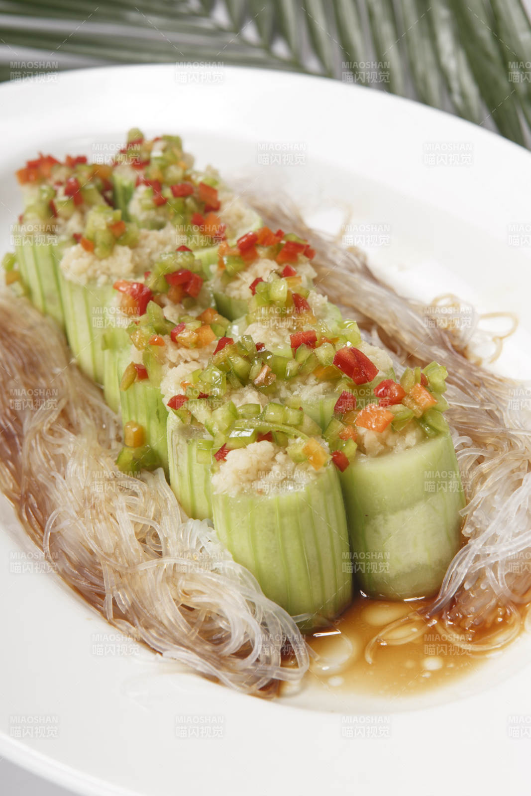 椭圆瓷盘装的粉丝丝瓜醸肉蓉