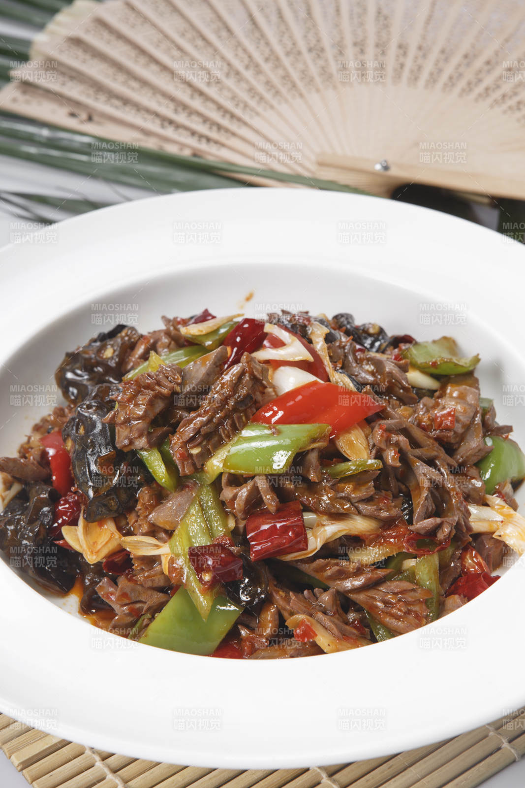 白色圆盘装的火爆腰花