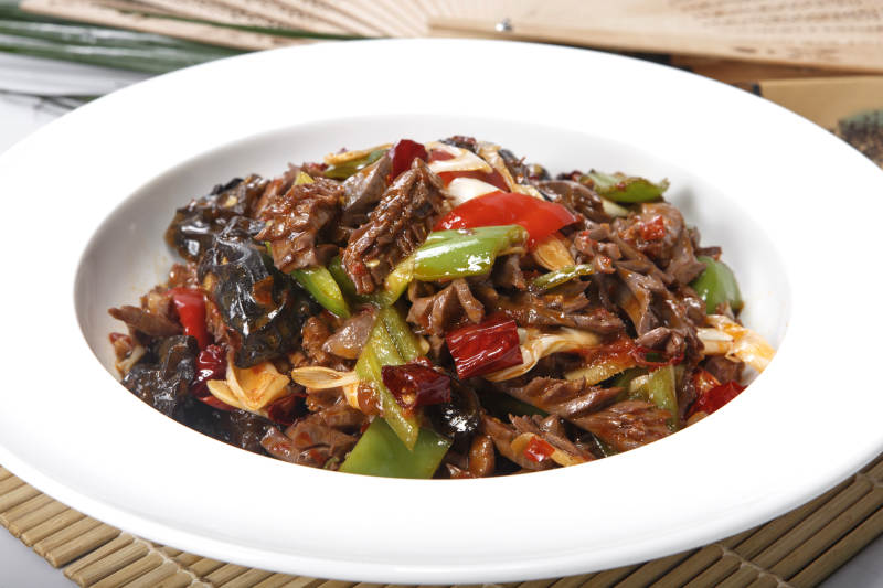 白色圆盘装的火爆腰花