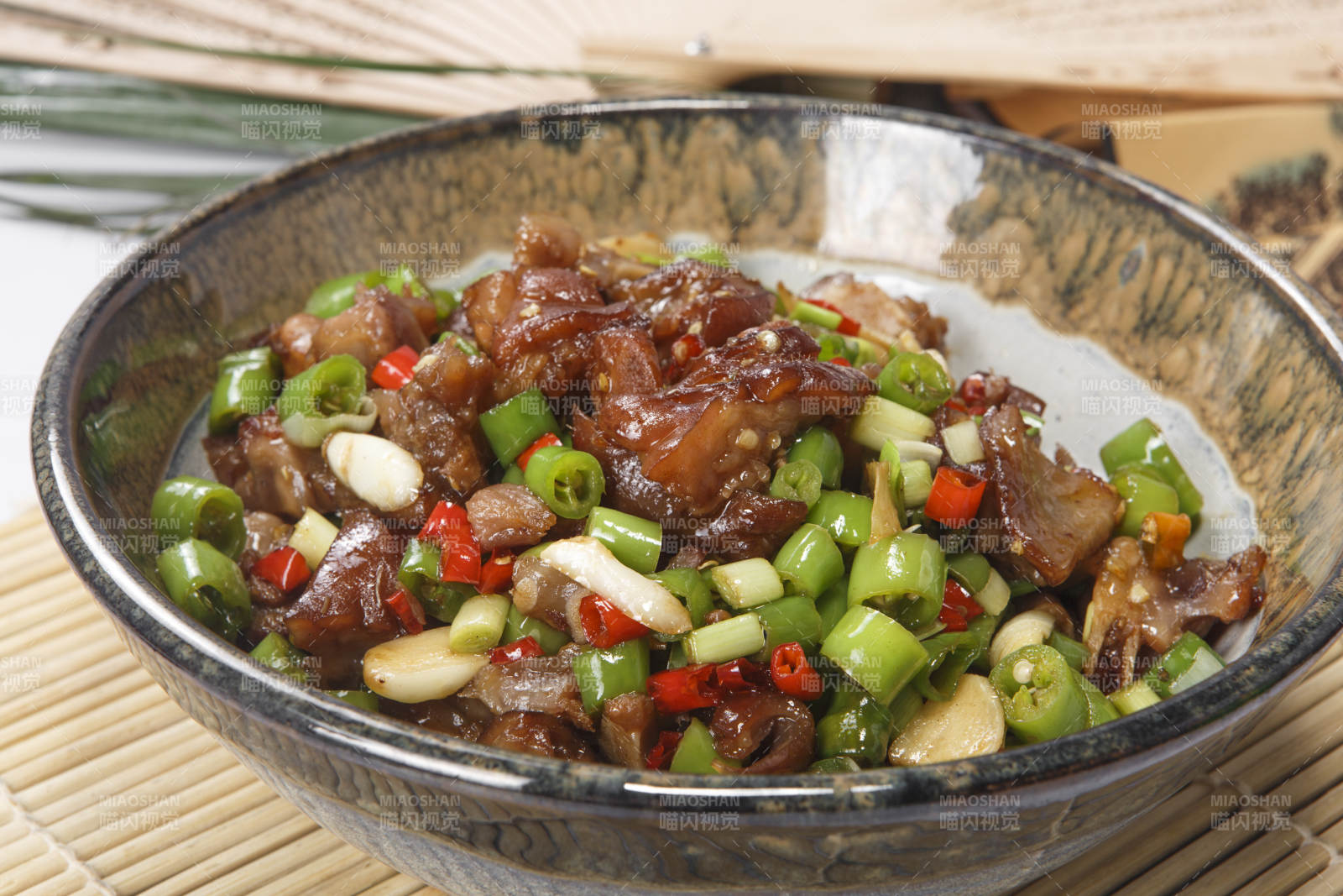 花釉瓷盞裝的米椒燒蹄筋