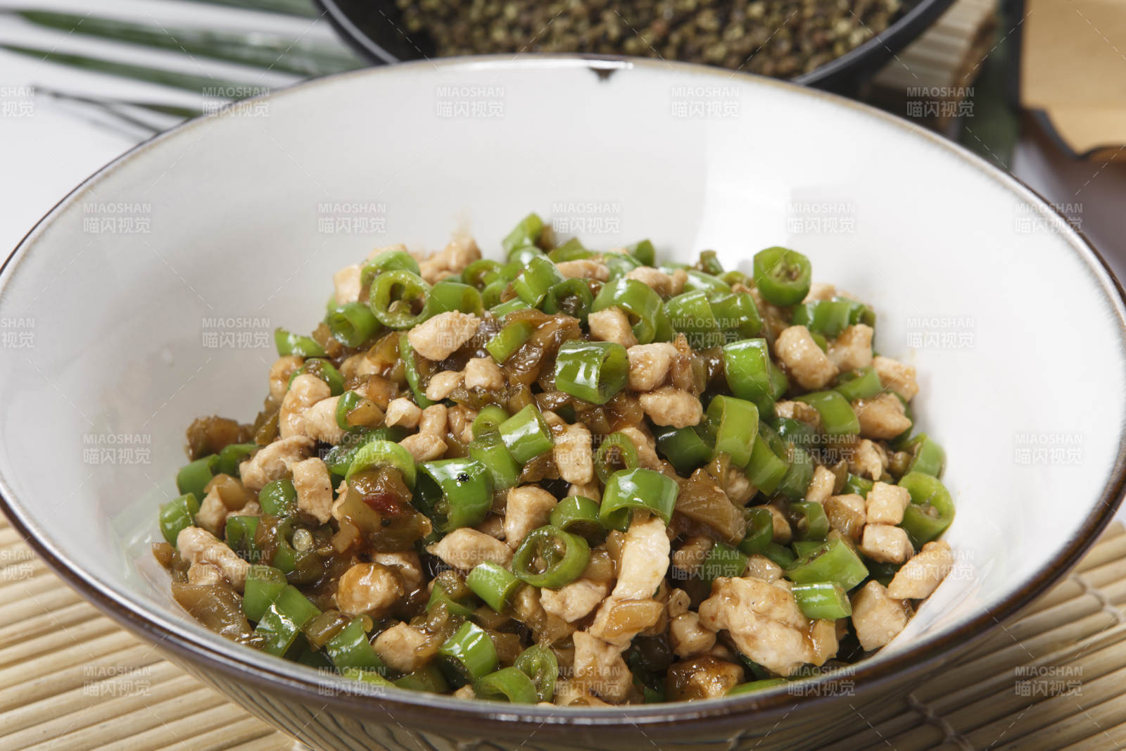 精美瓷餐具装的川菜鲜椒兔丁