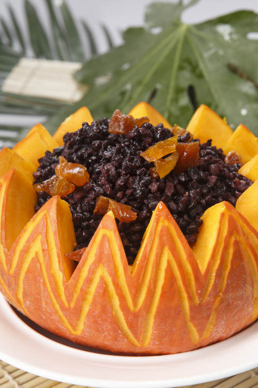 白色瓷盘装的薏米醸金瓜