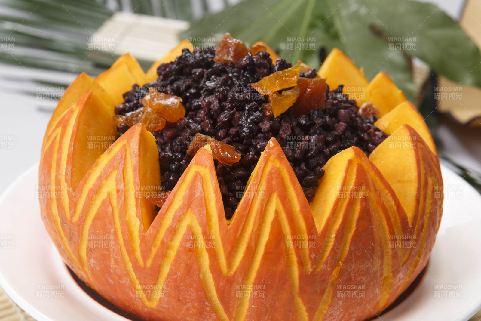 白色瓷盘装的薏米醸金瓜