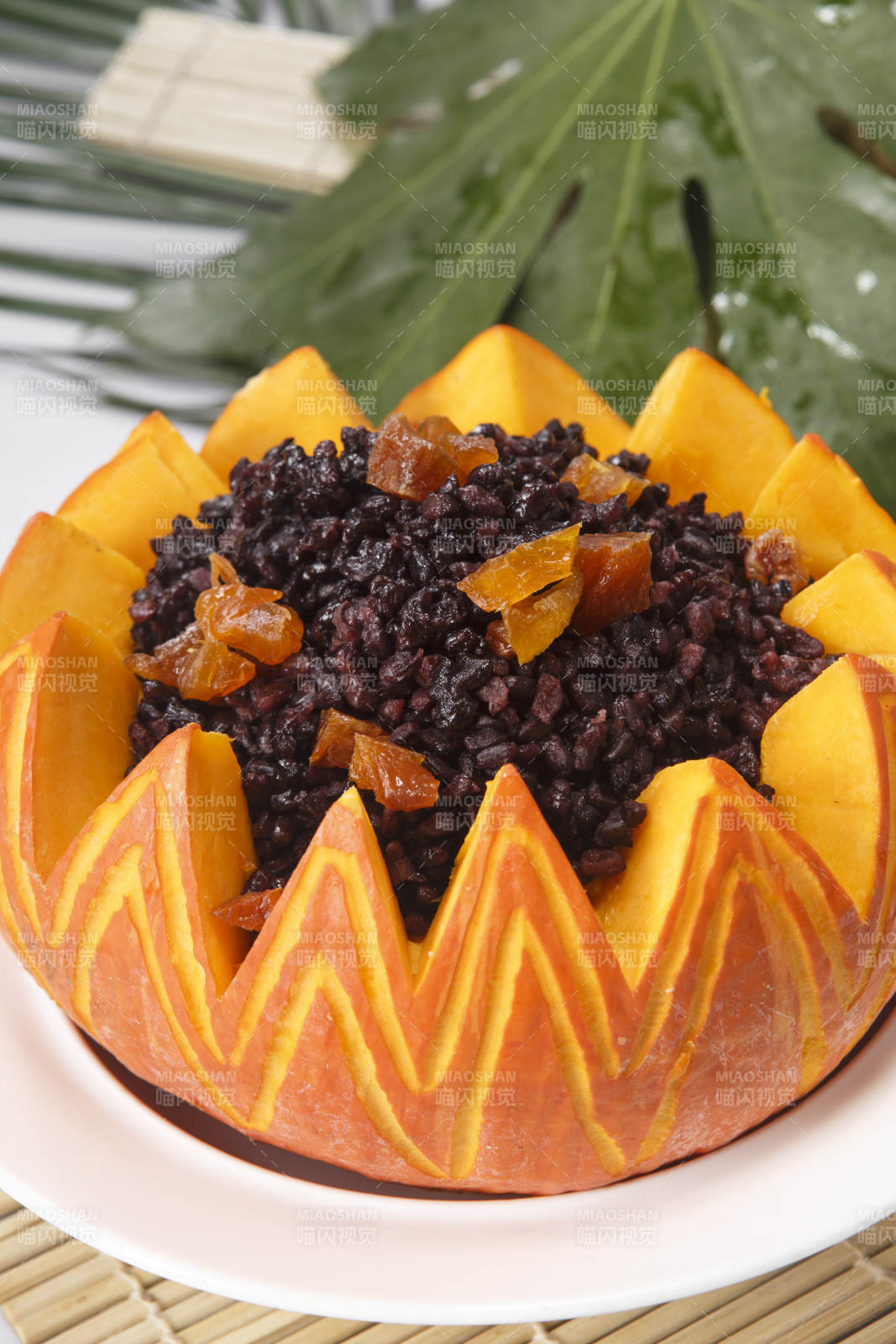 白色瓷盘装的薏米醸金瓜