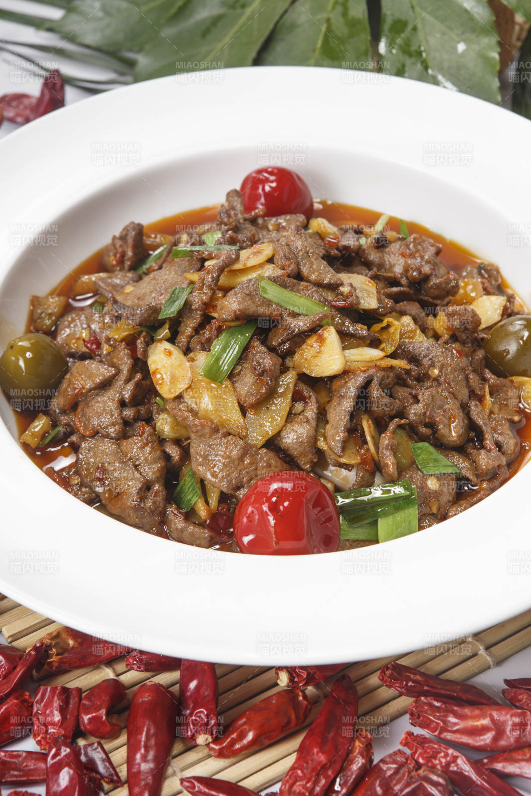 白色瓷盤裝的泡椒豬肝