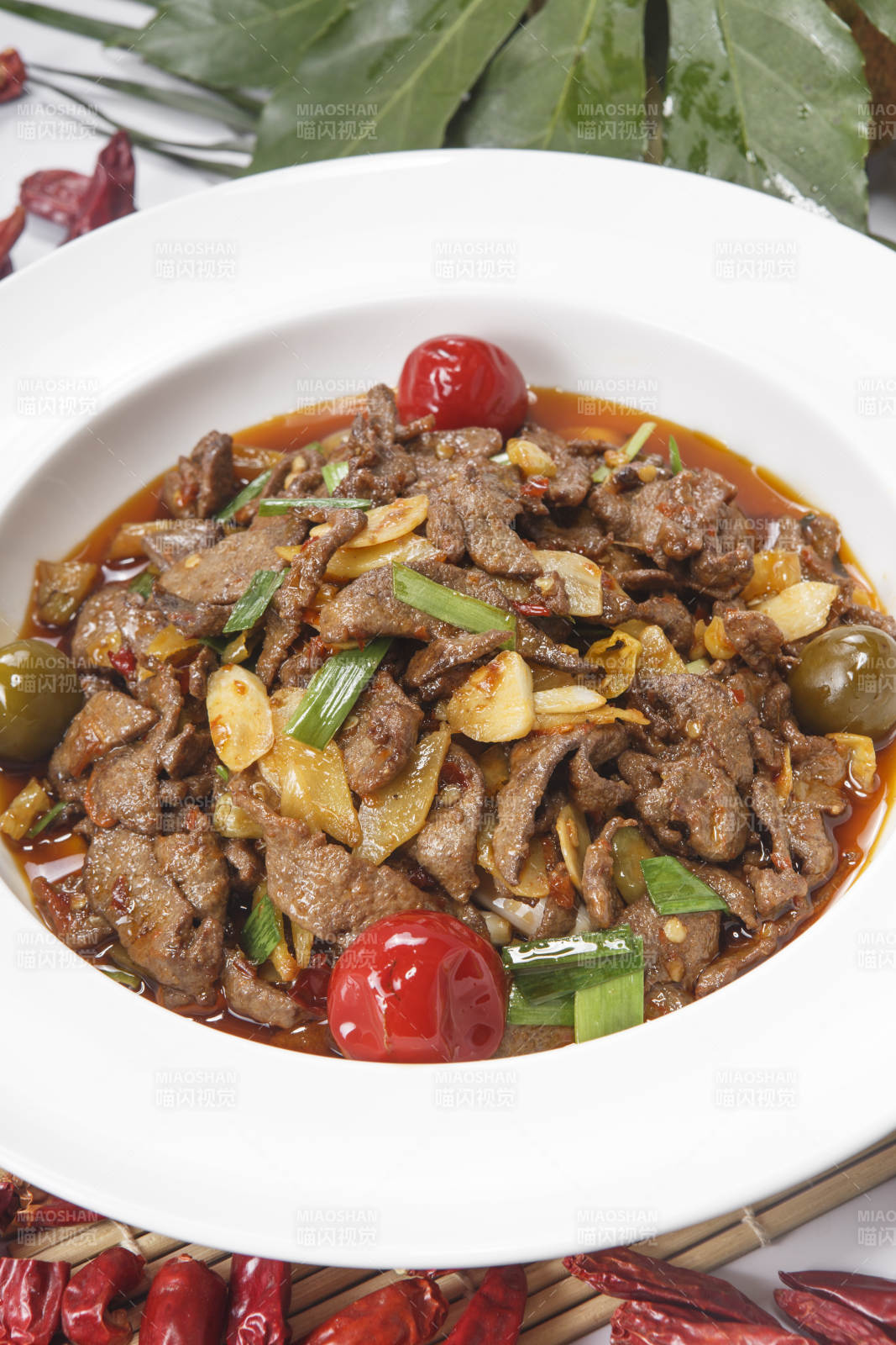 白色瓷盤裝的泡椒豬肝