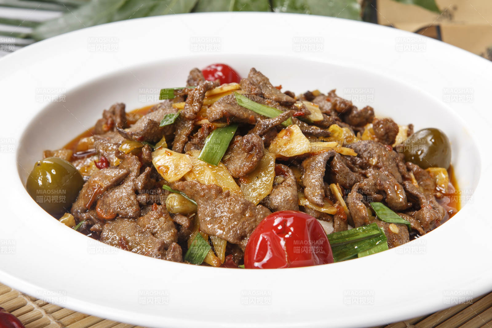 白色瓷盤裝的泡椒豬肝