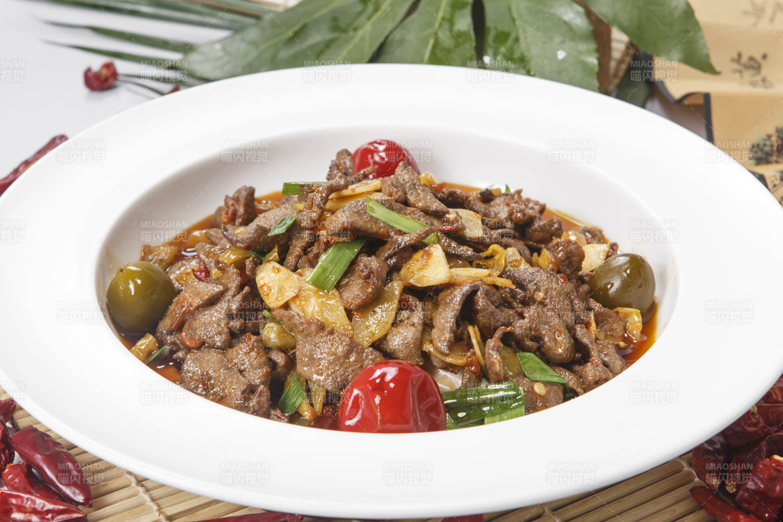 白色瓷盤裝的泡椒豬肝